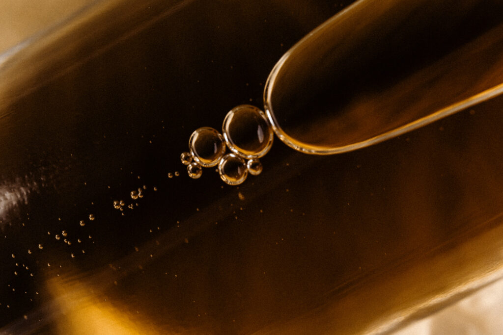 kaboompics_glass-textures-and-liquid-bubbles-macro-backgrounds-for-beauty-and-skincare-brands-37139